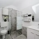 Mimi - Airport Apartment Pula