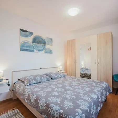 Mimi - Airport Apartment Pula