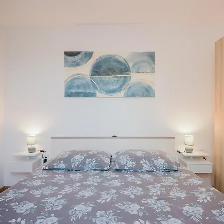 Mimi - Airport Apartment *